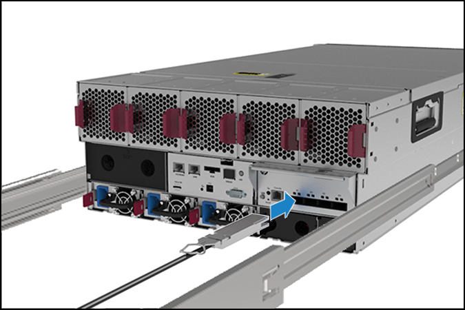 Câblage du réseau de production à l'un des ports QSFP+ sur le module de liaison ascendante